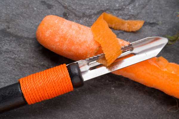 Proper Grip And Stance When Using A Julienne Peeler