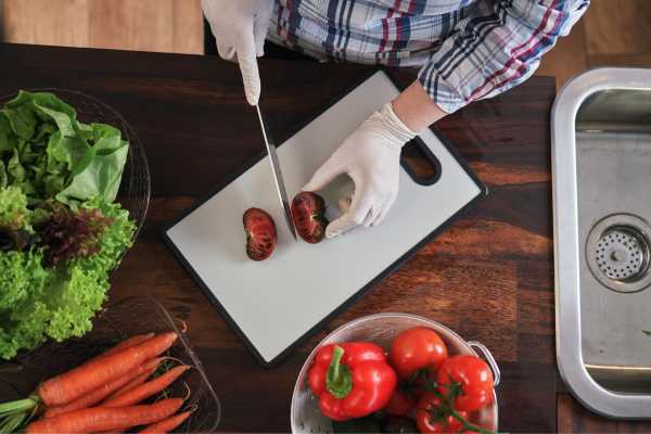 Importance Of Keeping Plastic Cutting Boards Clean